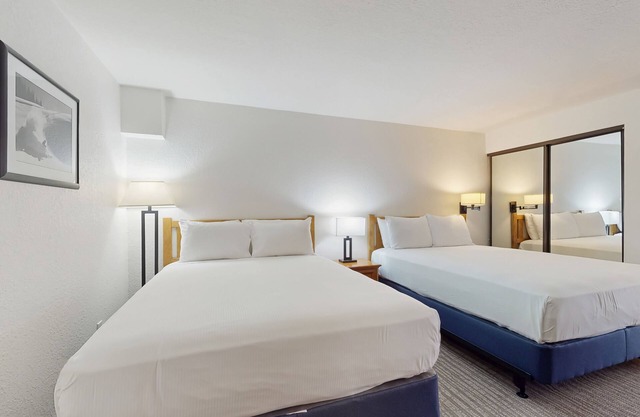 Main Street room - pool & hot tub - walk to lifts, dog-friendly, 2nd floor