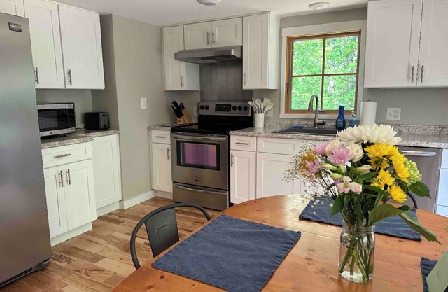 Maine Barn Hideaway- 2nd Floor Private Apartment