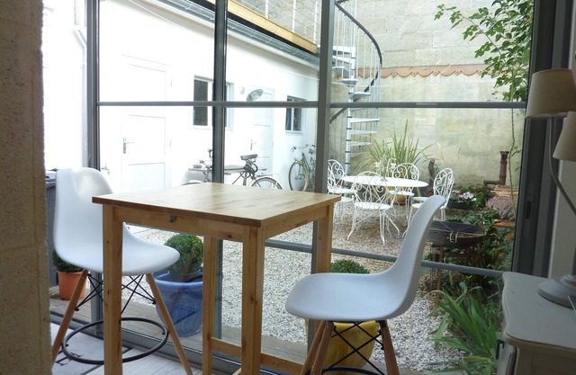 Maison échoppe bordelaise near train station, city center, market, historic districts