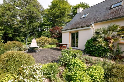Maison au milieu d'un parc arboré
