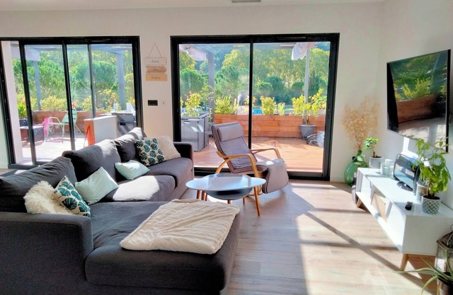 Maison aux Portes des Cévennes Climatisée Avec Piscine Chauffée et Aire de Jeux