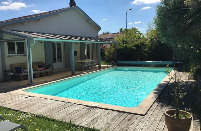 Maison Avec Piscine à 10 Minutes du Centre de Bordeaux