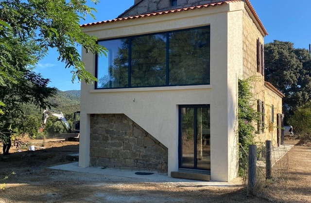 Maison Cantonnière en Pierre Entièrement Rénovée sur un Terrain Agréable