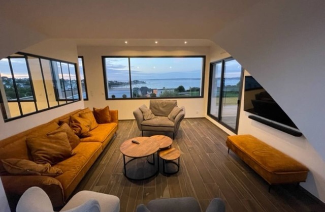 Maison Contemporaine vue mer et Piscine Intérieure