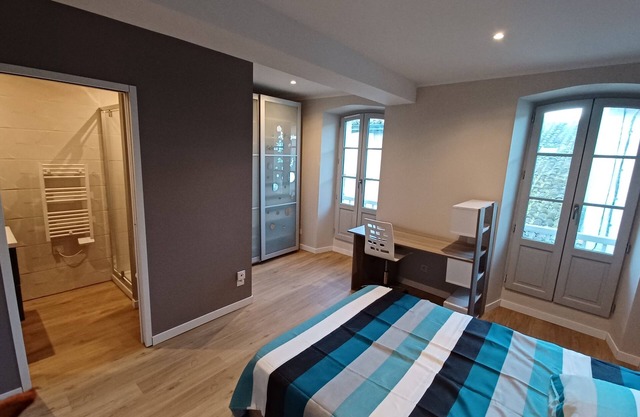 Maison de Ville Dans le Centre Historique, Proche de Toutes Commodités