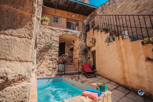 Maison en pierre avec bassin