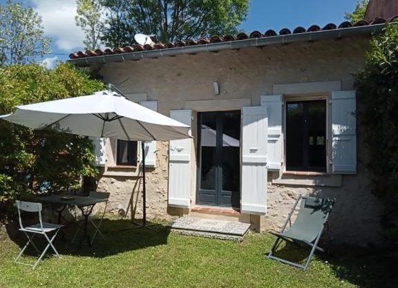 Maison en pierre restaurée avec jardin