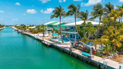 Maison Grand Blue Arenas with Minigolf Canal and Game Room