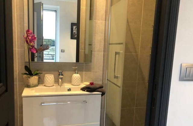 Maison Indépendante Dans Un Très Grand Jardin