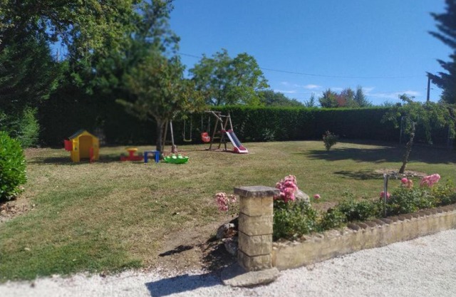 Maison périgourdine spacieuse avec piscine