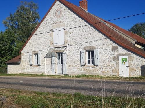 Maison rénovée à la campagne près de Vichy - FR-1-489-381