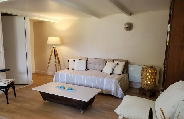 Maisonette in a garden, 100 meters from a surf spot