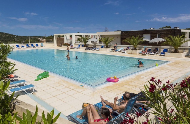 Maisonnette Près de la Plage | Piscine + Parking!