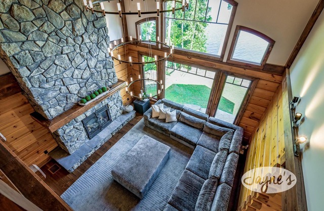 Majestic 5bdrm 5bath post & beam cottage on Chemong Lake!