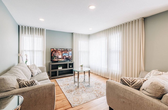 Majestic Abode l 4 miles to Airport & MOA l