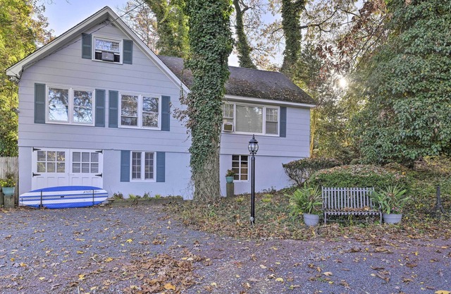 Majestic Escape on Long Island - Walk to Beach!