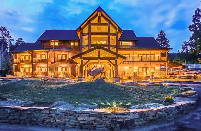 Majestic Manor with Private Pool, Theater Room, Large outdoor wedding altar