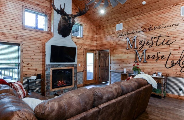 Majestic Moose Lodge - 5 Star Resort Amenities, Pool, Lake, Gym, Tennis