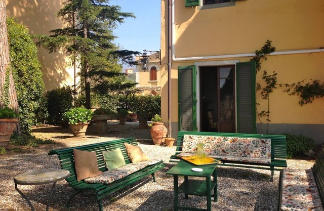 Major Tuscan art cities and lovely beaches are at less than 1 hour driving