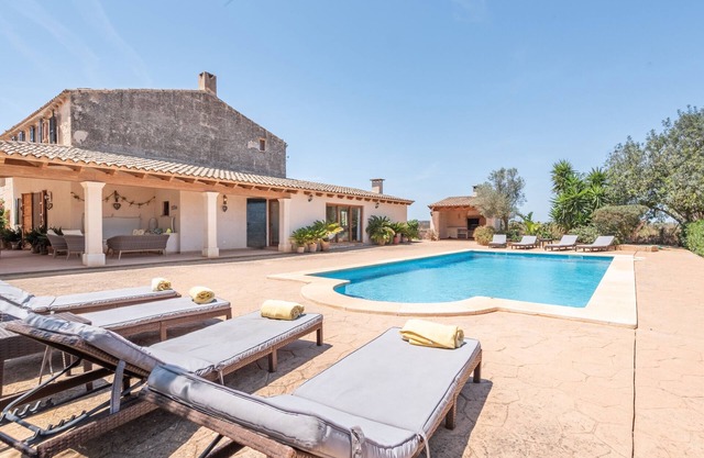 Majorcan Holiday Home with Pool, Wi-Fi, Garden and Patio