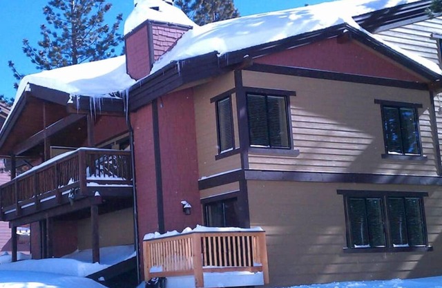 Mammoth Village Retreat w/3br+loft+4ba+2br nooks. Fits multi-families in style!