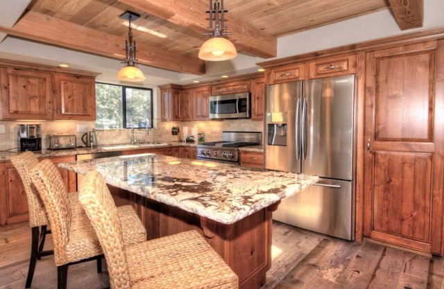 Mammoth Village Retreat w/3br+loft+4ba+2br nooks. Fits multi-families in style!