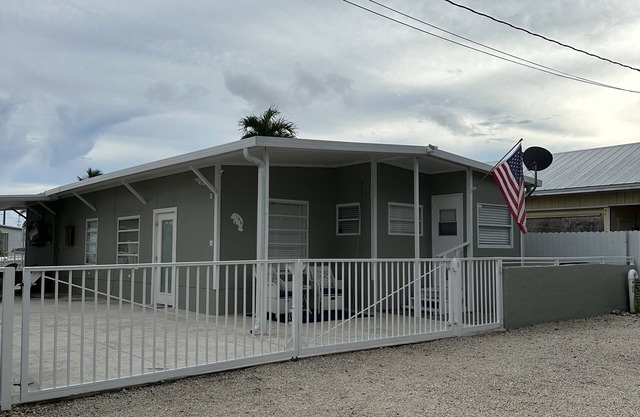 Manatee Way Paradise - WINTER 2025 AVAILABLE - Waterfront and Private Beachn