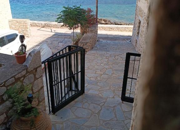 Mani home