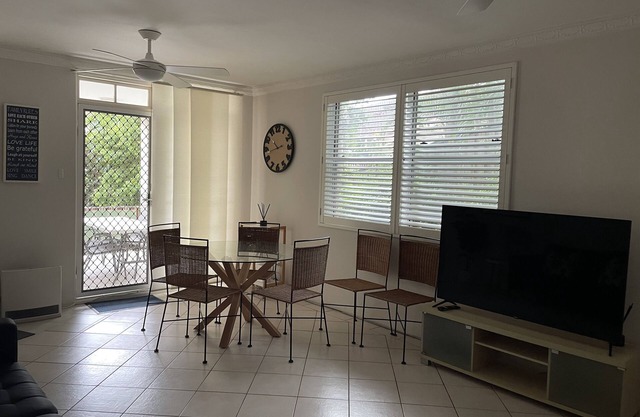 MANLYS FINEST LOCATION SO CLOSE TO BEACH SHOPS AND FERRY