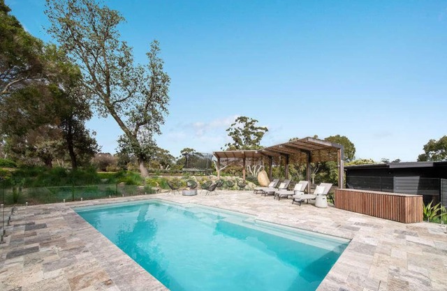 Manor by the Bay - Pool, Fireplace, Close to Beach
