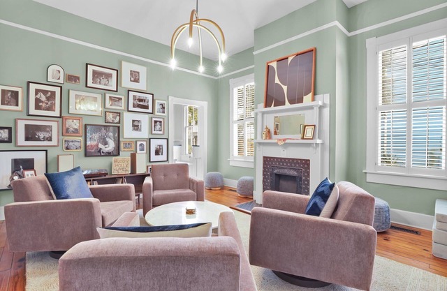 Manor with Private Courtyard, Private Parking by Lucky Savannah