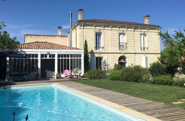 Mansion with swimming pool 15 minutes from Bordeaux