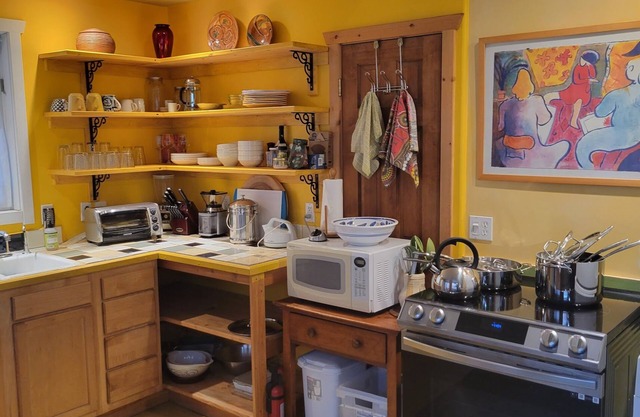 Mapleton Hill - Artists Colorful Apartment in Welcoming Home