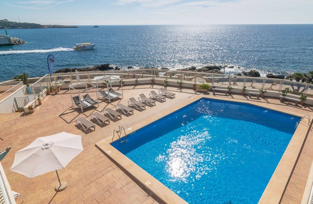 MAR BLAVA - Cozy apartment with communal pool facing the sea and free WiFi.