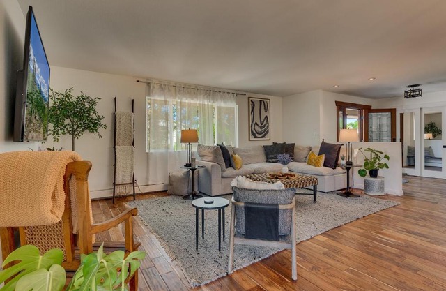 @ Marbella Lane - Eccentric 4BR Modern Ranch Home