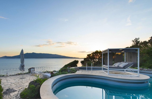Mare degli Angeli, Splendid Mediterranean Seaside Villa, Gardens, Pool, Almost Heaven