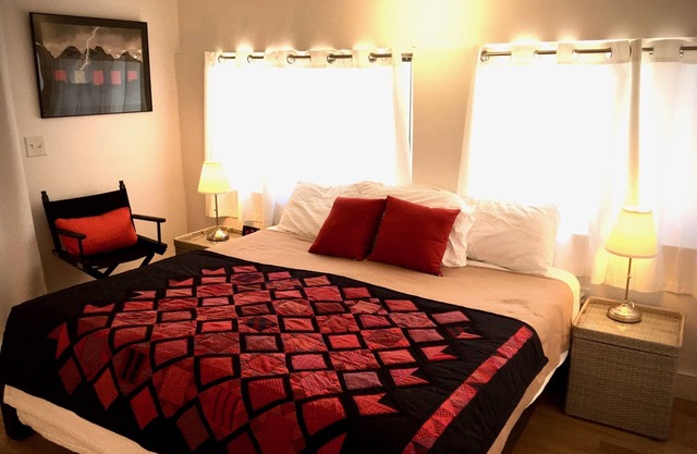 Marfa House El Balcon, in the heart of Marfa with direct balcony access