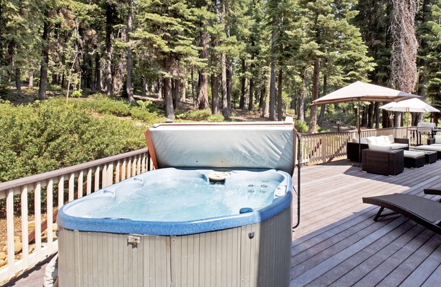 Marie's Getaway - Pool table * Private beach access * HOT TUB