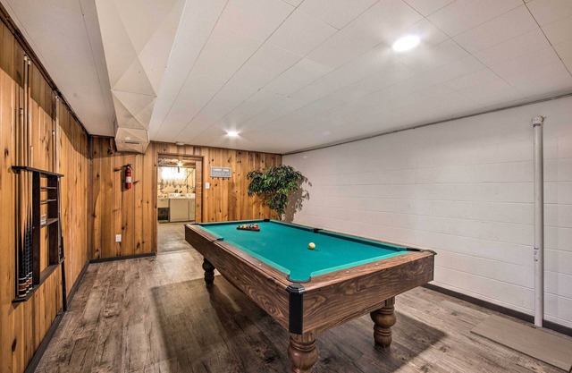 Marietta Home w/Private Hot Tub, Pool Table!