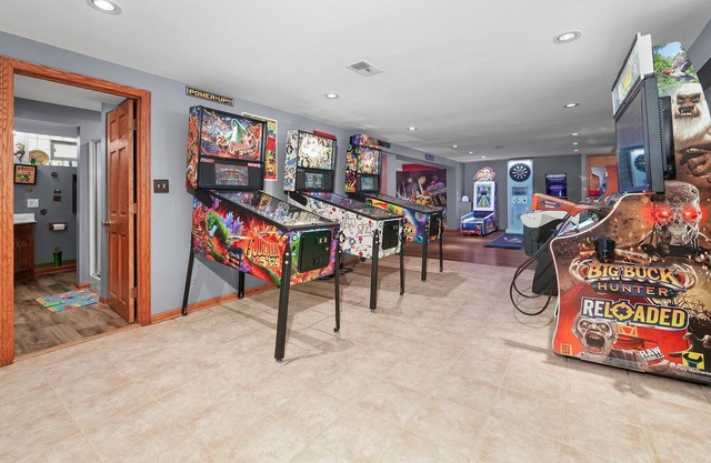 ⭐️ Mario's Pad ⭐️ Hot tub, Spa,Arcade 20 mins to city center 5 king beds