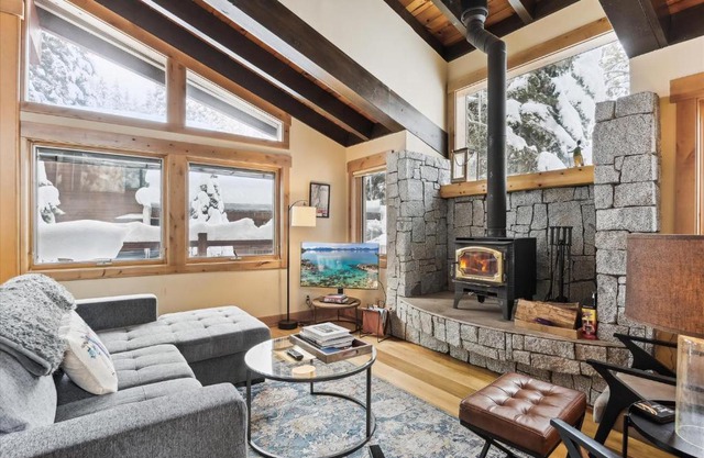 Mariposa Heights at Alpine - Ski Shuttle to Slopes- Fireplace- Forest Views