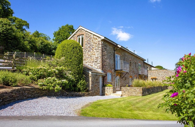 MARISTOW COTTAGE, luxury holiday cottage, with pool in Cornworthy