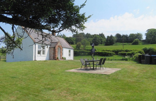 MARR COTTAGE, pet friendly, with a garden in Thornhill