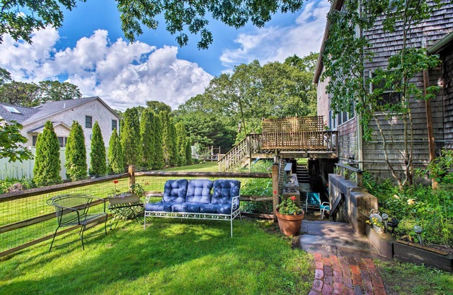 Martha's Vineyard Apt ~ 1 Mile to Inkwell Beach!