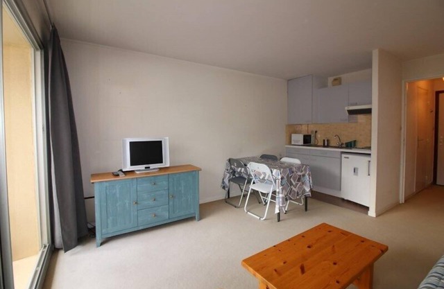 MARYLAND B2 : Studio cabin with balcony, sleeps 4, in the heart of the city and just a stone's throw from the sand.