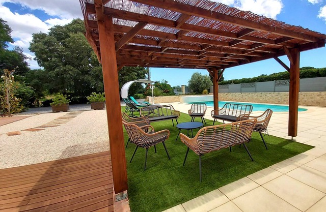 Mas * for 12 people in the heart of a vineyard with private pool