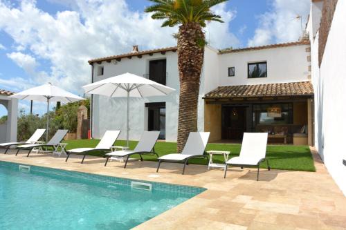 Masia Las Moreras autenticidad renovada 100 porcien a 10 minutos de Sitges en coche 12 huespedes Piscina Aire Aconc 6 Suites Apertura 15 Julio 2025