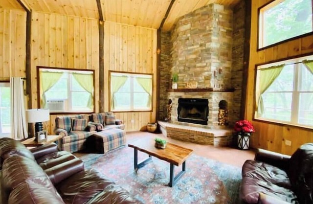 MASSIVE 5 BED WATERFRONT COZY CABIN GETAWAY!