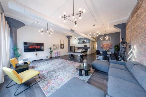 Massive 6BR Luxury Suite Sleeps 12 Guests with Jacuzzi & Pool Table Perfect Group Stay and Optional Parking Near McCormick Place & Soldier Field