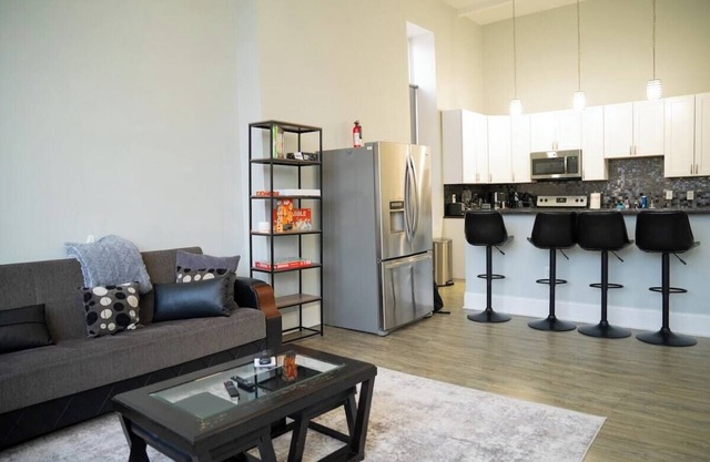 Massive Downtown Penn Station apt w/parking